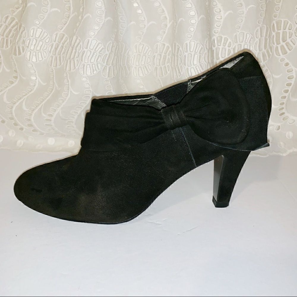 Tahari Greyson black suede high heel booties 7